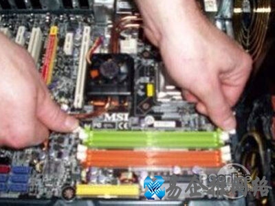 找到插内存条的位置 找到插内存条的位置