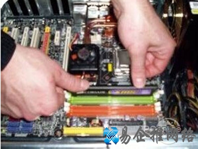 将内存条插入内存插槽中 将内存条插入内存插槽中