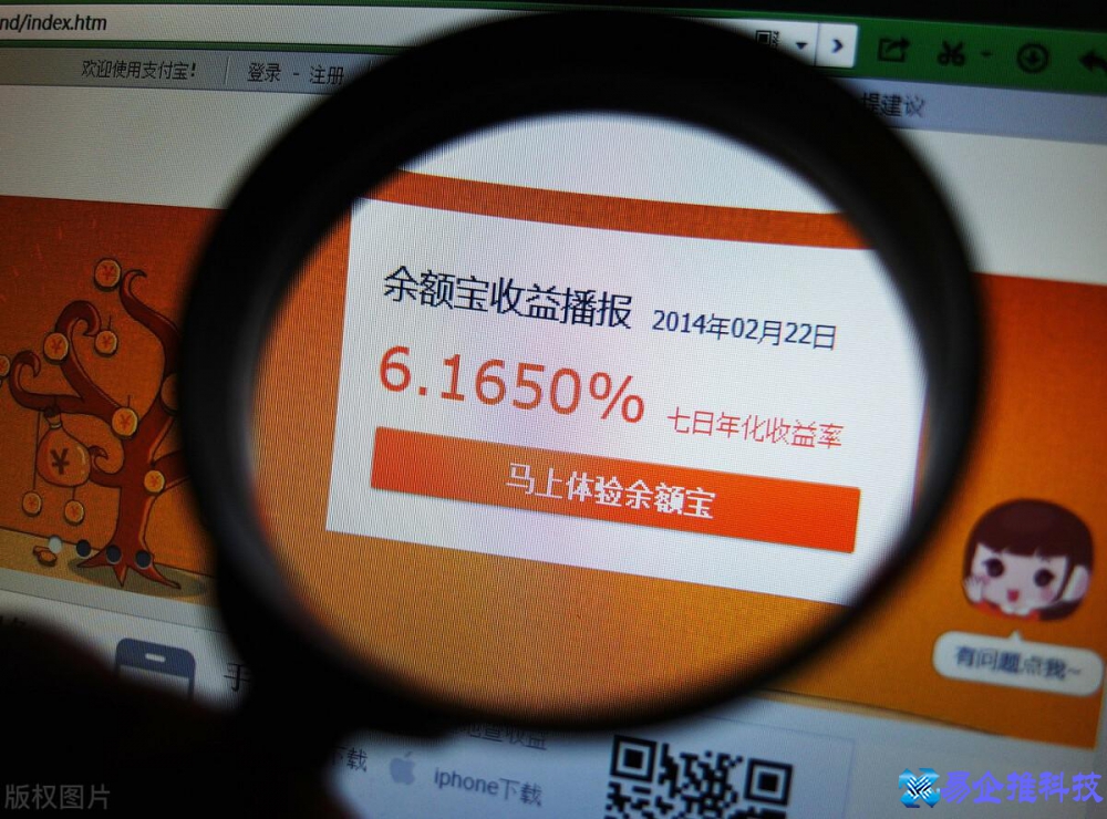 把钱放在余额宝，是一种既安全又比较灵活的理财方式。如果放在余额宝里的钱不超过1万块，基本上就跟把钱放在银行活期存款里差不多，要用钱的时候随时都能拿出来用，但利息却比活期存款高得多。那么，一万块放余额宝一个月有多少利息呢？   一万块放余额宝一个月有多少利息？ 把钱放在余额宝里，利息来自里面的货币基金。货币基金是一种风险很低的基金产品，因为它投资的大多是一些低风险的资产，而且还是按照摊薄成本法计算收益的基金。正因为货币基金很安全，所以把钱放在余额宝里也是很安全的。  当然，货币因为风险比较低，所以它的收益也就不会太高。余额宝里面的货币基金，预期收益率基本都在2%左右。而且这个收益率还是年化收益率，即把钱在里面放一年才有可能拿到的收益。  如果在余额宝里放一万块，按照2%的年利率计算，一年的利息就是200元，而一个月的利息就是用年利息除以12，也就是16.7元左右。  可见，把钱放在余额宝里，利息并不高。可以把它当成活期理财来用，放一些短期内需要用到的钱在里面。但如果要把它当成主要的理财方式，就不一定是很划算。  那么，如果要把钱放在余额宝里，有没有什么办法可以提高收益呢？   把钱放余额宝怎么提高收益？ 由于余额宝里的货币基金都是非净值型基金，并不能像净值型基金那样可以高抛低吸，所以对投资者来说没有太多可操作空间。想要提高收益，能做的事情只有两个。  首先，就是尽量选择余额宝里收益最高的货币基金。余额宝在前期时只连接了一只货币基金，它就是被很多人熟知的天弘余额宝货币基金，所以在前期时，二者基本上是等同的。  而后期的余额宝开始陆续加入了多只货币基金，到目前为止已经接入了近三十只。所以，当我们把钱存入余额宝时，其实可以有很多选择。虽说余额宝里面的货币基金收益都相差不大，但还是有一些区别的。  比如收益较高的年化利率能达到2.2%，而收益最低的还不到1.8%，这看似相差不大，可若按百分比算下来，前者要比后者高了22%左右。一万块分别存入，一年的利息相差了40元左右。   其次，就是选择在余额宝收益较高时把钱放进去。余额宝里面的货币基金，收益不是固定的，有比较高的时候，也有比较低的时候。所以只要在它收益比较高的时候把钱放进去，自然可以获得较高的收益。  只不过，余额宝的收益什么时候比较高比较难确定。正常来说是在货币政策偏紧时收益会更高，比如央行加息、提高存款准备金率等等。  另外，即便是在收益高的时候存入的，也不一定就一直能拿较高的收益。如果之后它的收益降了，拿到的收益同样也会降，这一点跟银行定期存款还是有所不同的。