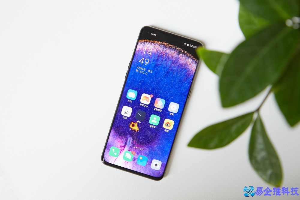 如今，手机可谓是与我们每一个人的生活密不可分，大家都已经把很多个人信息、银行卡、工作内容等资料都记录到手机当中。所以说，如果手机一旦丢失的话，财产损失与信息泄露风险都会使得大家头疼不已。为此，许多手机厂商打磨出了一套手机防丢失措施，不单是帮助用户找回自己丢失的手机，而且对于内部的信息也能起到很大程度的保护作用，防止自己的隐私信息泄露或被加以利用。   很多手机其实都有支持【查找手机】功能，帮助大家在丢失手机的时候第一时间能查询到手机的具体位置，日常还是建议大家都打开一下手机中的【查找手机】功能。就拿国产旗舰OPPO Find X5 Pro的ColorOS 12.1系统为例，我们在OPPO账号界面中即可成功开启该功能。如果出现了手机丢失的意外，那么只要在另一部手机或者网页上登录到自己的OPPO账号，只要手机仍旧处于开机状态以及处于数据网络或无线网络连接状态，即可立马查看到手机的具体位置。    若是发现手机在自己比较近的位置，但又多次尝试寻找无果后，则可以通过【播放声音】来方便自己进行查找，循着声音轨迹来搜索。寻找的过程中，ColorOS12.1还允许用户通过【锁定手机】来让手机进入到省电模式，延长手机的续航时长也能增加自己的搜寻时间。该功能支持远程输入一个联系号码，好让路人捡到后可以及时联系到失主。   万一手机被捡到后迟迟未有人联系自己，【锁定手机】的功能也会自动关闭USB调试功能、NFC功能，拦截关机、语音助手等操作，防止捡到手机后对手机进行出厂模式恢复或者直接盗取手机里的财产。确定手机真的找不回来的话，可以在页面上选择远程【抹掉数据】，直接将手机的内容进行格式化，防止自己的隐私数据泄露，以免被不法分子加以利用。   在换了新的OPPO手机之后，可以直接登录到OPPO的云服务中心里进行完整的资料还原，当然这也要求自己平时有打开到云服务功能的【整机备份】。本身ColorOS 12.1的云服务功能就有支持到将整部手机所有内容完整备份到云端的体验，就算是大家很珍惜的微信聊天记录也同样能备份到。因此，用着OPPO手机的小伙伴，平时可以打开【整机备份】里的【自动备份】按钮，手机每隔七天都会自动备份一次整机，这样即便是手机丢失后也无需担心自己的信息找不回来了。   说实话，手机丢失对于任何一位用户来说，显然都会是件非常头疼的事情，造成的信息泄露或者财产损失更是会带来非常不好的影响。而像OPPO Find X5 Pro所内置的ColorOS 12.1系统中的各项功能还是比较实用的，不仅能做到防患于未然，而且即便意外发生时也能对事态有着更好的控制，以免造成损失。当然，大家日常还是得在使用手机的时候多加注意，出门时多留个心眼，避免手机遗失。