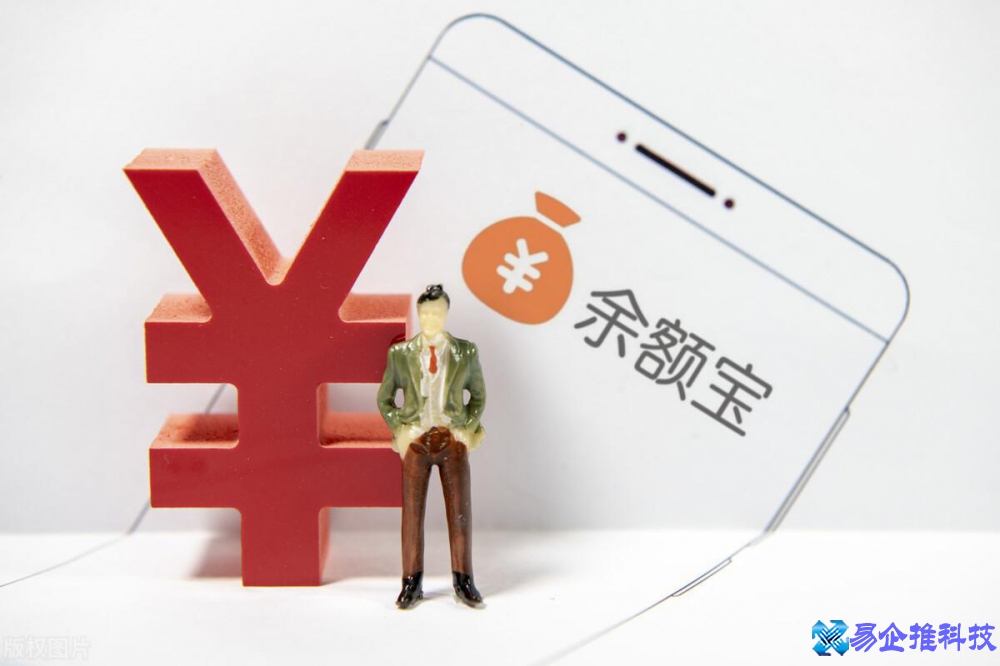 把钱放在余额宝，是一种既安全又比较灵活的理财方式。如果放在余额宝里的钱不超过1万块，基本上就跟把钱放在银行活期存款里差不多，要用钱的时候随时都能拿出来用，但利息却比活期存款高得多。那么，一万块放余额宝一个月有多少利息呢？   一万块放余额宝一个月有多少利息？ 把钱放在余额宝里，利息来自里面的货币基金。货币基金是一种风险很低的基金产品，因为它投资的大多是一些低风险的资产，而且还是按照摊薄成本法计算收益的基金。正因为货币基金很安全，所以把钱放在余额宝里也是很安全的。  当然，货币因为风险比较低，所以它的收益也就不会太高。余额宝里面的货币基金，预期收益率基本都在2%左右。而且这个收益率还是年化收益率，即把钱在里面放一年才有可能拿到的收益。  如果在余额宝里放一万块，按照2%的年利率计算，一年的利息就是200元，而一个月的利息就是用年利息除以12，也就是16.7元左右。  可见，把钱放在余额宝里，利息并不高。可以把它当成活期理财来用，放一些短期内需要用到的钱在里面。但如果要把它当成主要的理财方式，就不一定是很划算。  那么，如果要把钱放在余额宝里，有没有什么办法可以提高收益呢？   把钱放余额宝怎么提高收益？ 由于余额宝里的货币基金都是非净值型基金，并不能像净值型基金那样可以高抛低吸，所以对投资者来说没有太多可操作空间。想要提高收益，能做的事情只有两个。  首先，就是尽量选择余额宝里收益最高的货币基金。余额宝在前期时只连接了一只货币基金，它就是被很多人熟知的天弘余额宝货币基金，所以在前期时，二者基本上是等同的。  而后期的余额宝开始陆续加入了多只货币基金，到目前为止已经接入了近三十只。所以，当我们把钱存入余额宝时，其实可以有很多选择。虽说余额宝里面的货币基金收益都相差不大，但还是有一些区别的。  比如收益较高的年化利率能达到2.2%，而收益最低的还不到1.8%，这看似相差不大，可若按百分比算下来，前者要比后者高了22%左右。一万块分别存入，一年的利息相差了40元左右。   其次，就是选择在余额宝收益较高时把钱放进去。余额宝里面的货币基金，收益不是固定的，有比较高的时候，也有比较低的时候。所以只要在它收益比较高的时候把钱放进去，自然可以获得较高的收益。  只不过，余额宝的收益什么时候比较高比较难确定。正常来说是在货币政策偏紧时收益会更高，比如央行加息、提高存款准备金率等等。  另外，即便是在收益高的时候存入的，也不一定就一直能拿较高的收益。如果之后它的收益降了，拿到的收益同样也会降，这一点跟银行定期存款还是有所不同的。