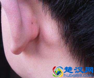 耳朵后面长了个疙瘩是怎么回事？医生说：要小心这几种情况！