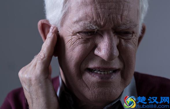 耳朵后面长了个疙瘩是怎么回事？医生说：要小心这几种情况！