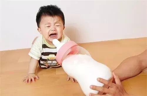 宝宝不吃奶瓶奶怎么办？13招让宝宝爱上奶瓶