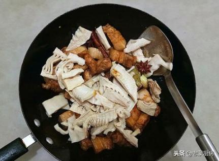 适合冬天吃的菜肴，笋干烧肉，笋干香，肉质软烂，肥而不腻