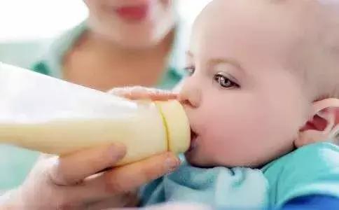 宝宝不吃奶瓶奶怎么办？13招让宝宝爱上奶瓶