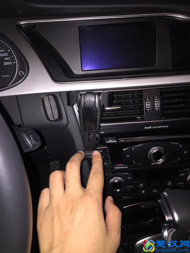 跟车载手机支架较劲的新手司机——各种手机支架的优劣分析