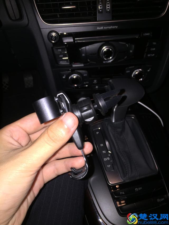 跟车载手机支架较劲的新手司机——各种手机支架的优劣分析