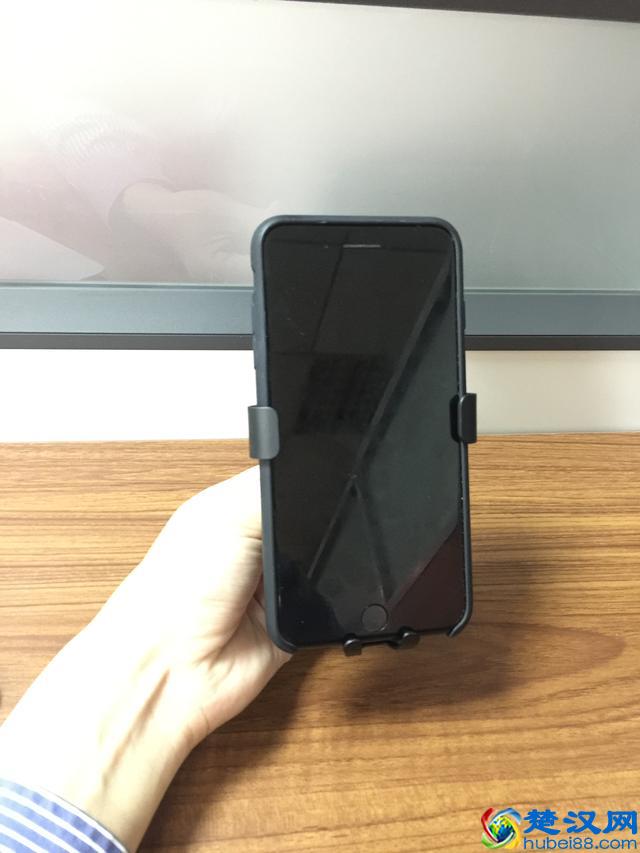 跟车载手机支架较劲的新手司机——各种手机支架的优劣分析