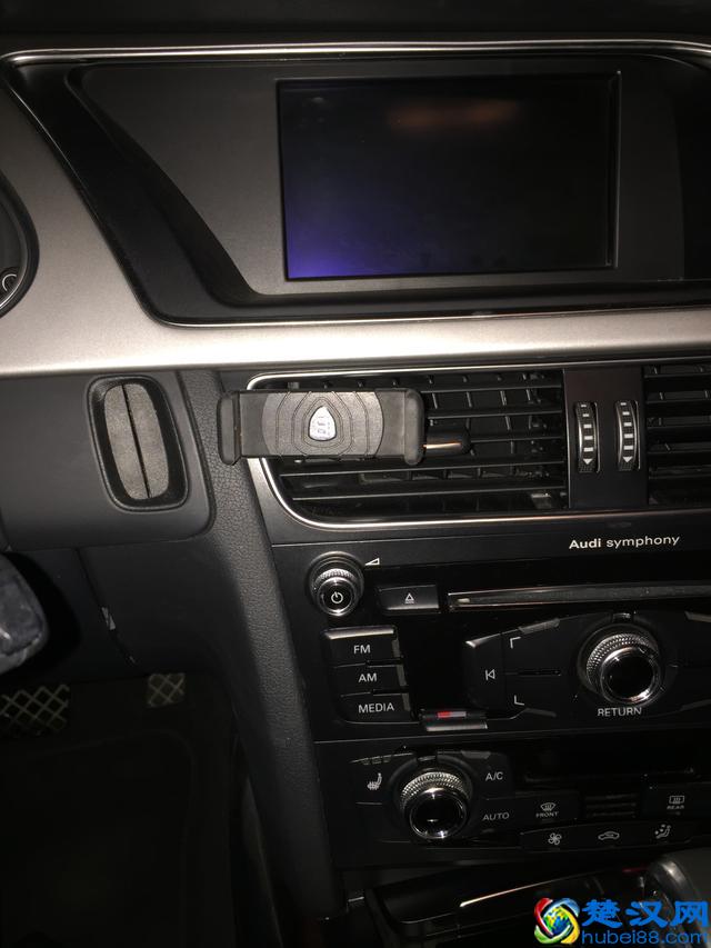 跟车载手机支架较劲的新手司机——各种手机支架的优劣分析