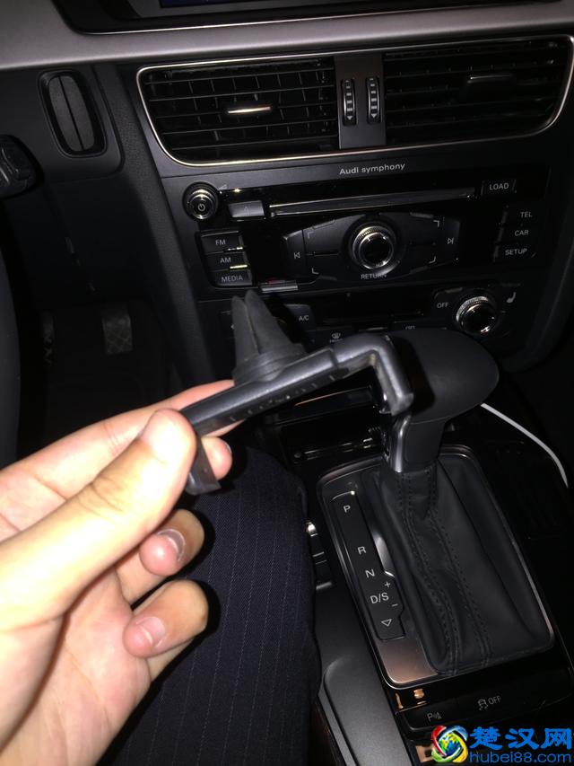 跟车载手机支架较劲的新手司机——各种手机支架的优劣分析