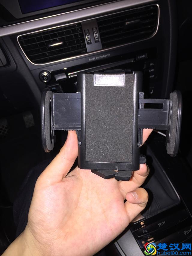 跟车载手机支架较劲的新手司机——各种手机支架的优劣分析