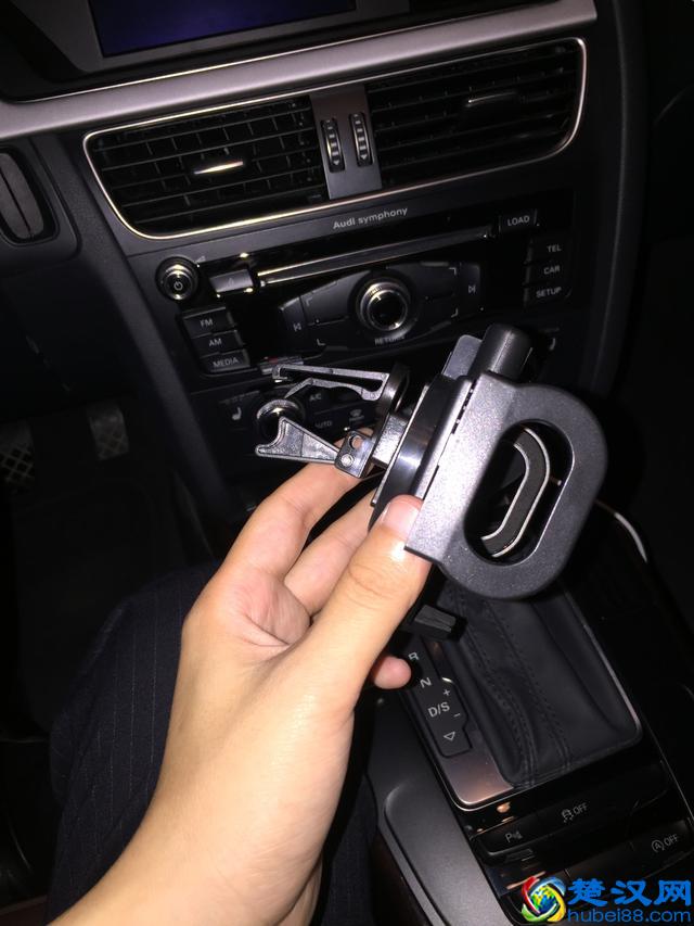 跟车载手机支架较劲的新手司机——各种手机支架的优劣分析