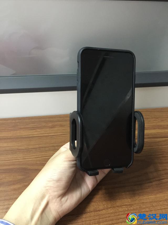 跟车载手机支架较劲的新手司机——各种手机支架的优劣分析