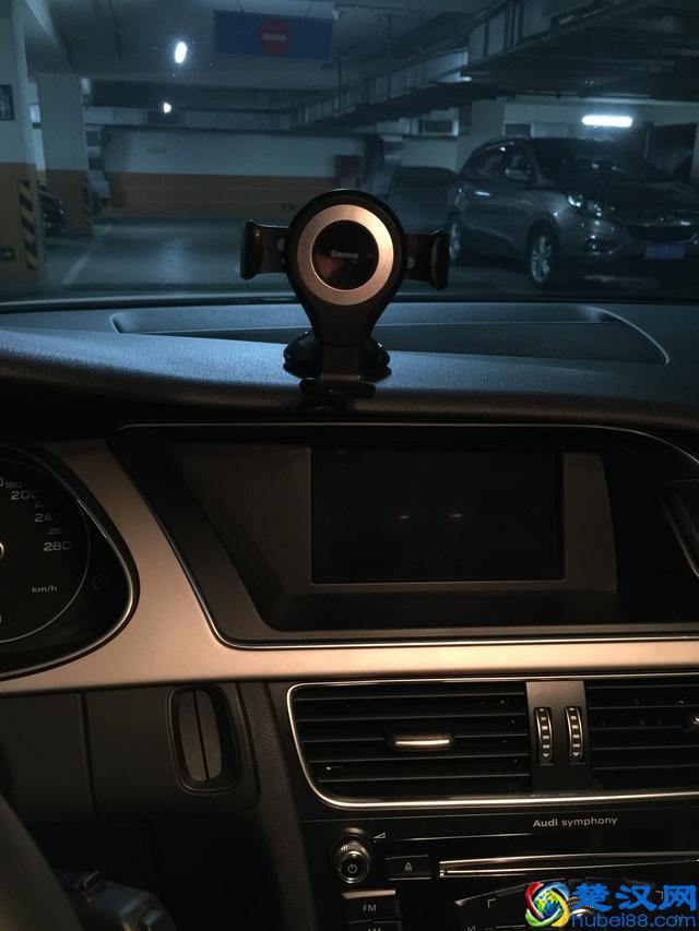 跟车载手机支架较劲的新手司机——各种手机支架的优劣分析