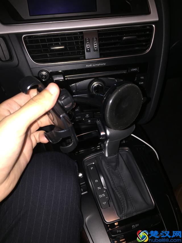 跟车载手机支架较劲的新手司机——各种手机支架的优劣分析