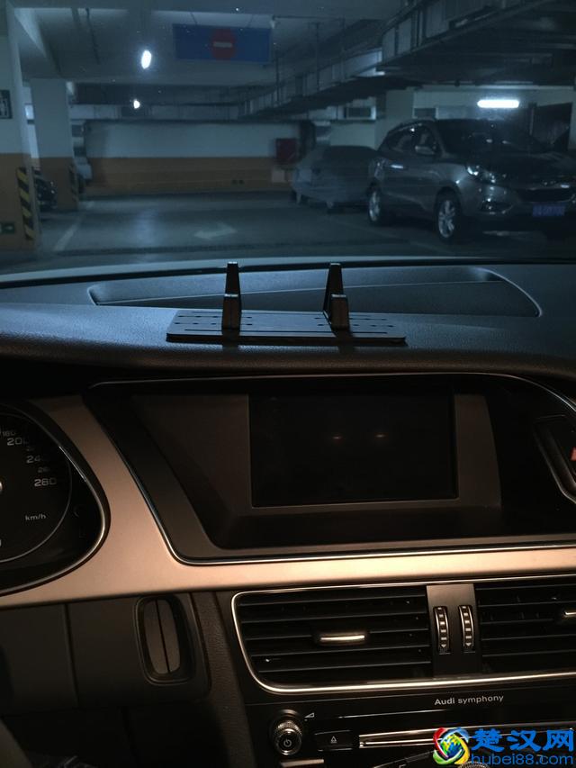 跟车载手机支架较劲的新手司机——各种手机支架的优劣分析