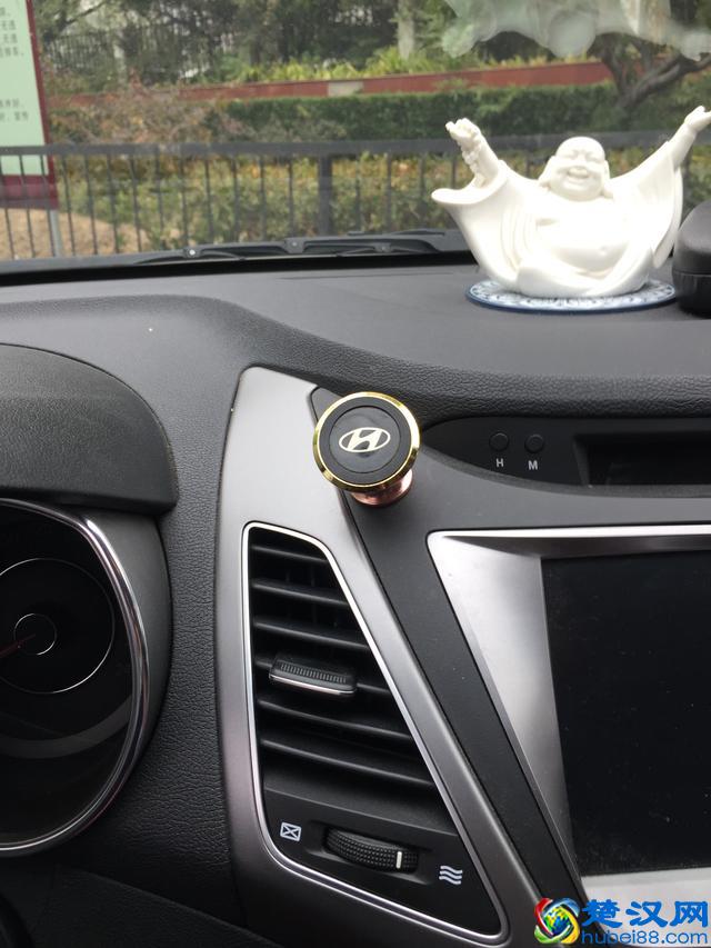 跟车载手机支架较劲的新手司机——各种手机支架的优劣分析