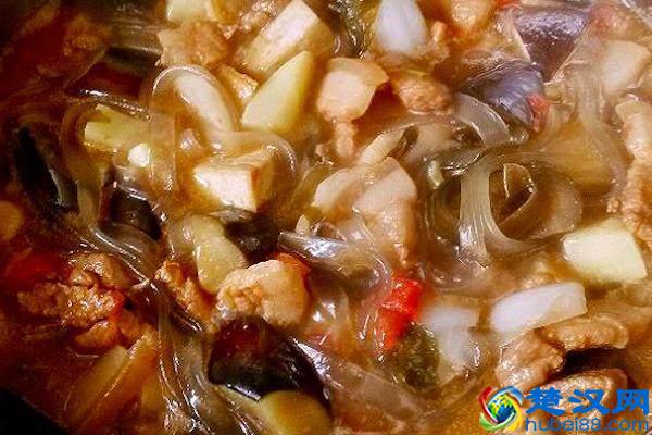 农村大叔街头卖大锅菜，一天做三大锅，限量两百碗，一年赚一套房