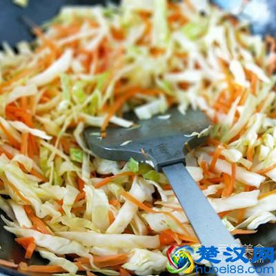 甘蓝菜炒胡萝卜丝 雀巢营养早餐