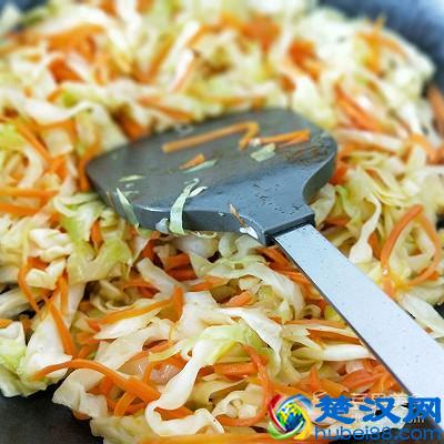 甘蓝菜炒胡萝卜丝 雀巢营养早餐