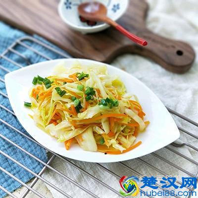 甘蓝菜炒胡萝卜丝 雀巢营养早餐