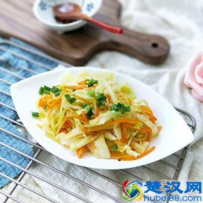 甘蓝菜炒胡萝卜丝 雀巢营养早餐