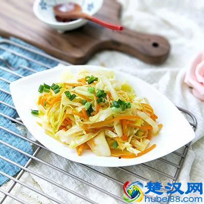 甘蓝菜炒胡萝卜丝 雀巢营养早餐