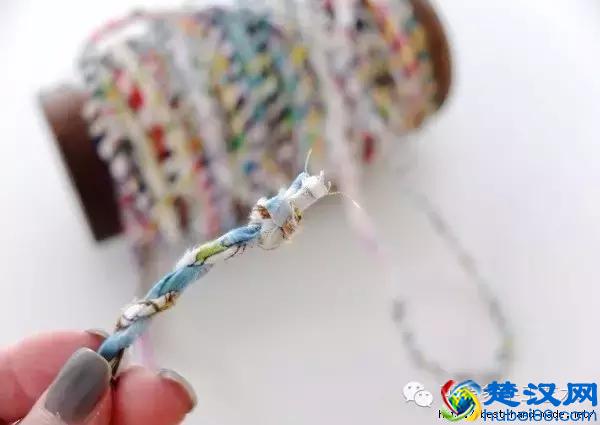 她把旧衣服剪成布条扭一扭，废物利用