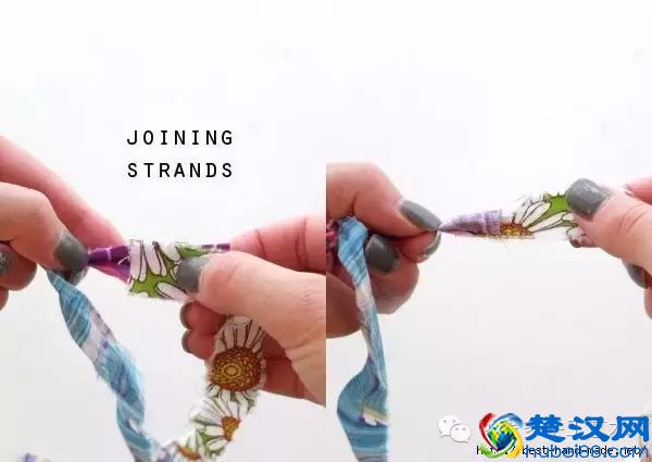 她把旧衣服剪成布条扭一扭，废物利用