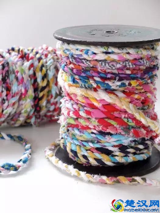 她把旧衣服剪成布条扭一扭，废物利用