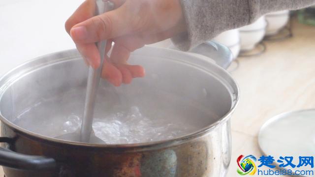 家常排骨的新做法，一次做一锅，鲜香味美，孩子好喜欢吃