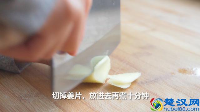 家常排骨的新做法，一次做一锅，鲜香味美，孩子好喜欢吃