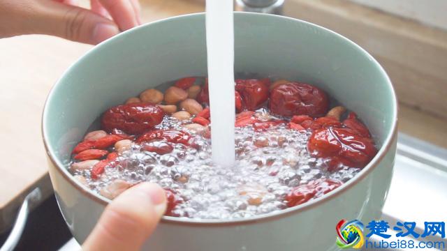 家常排骨的新做法，一次做一锅，鲜香味美，孩子好喜欢吃