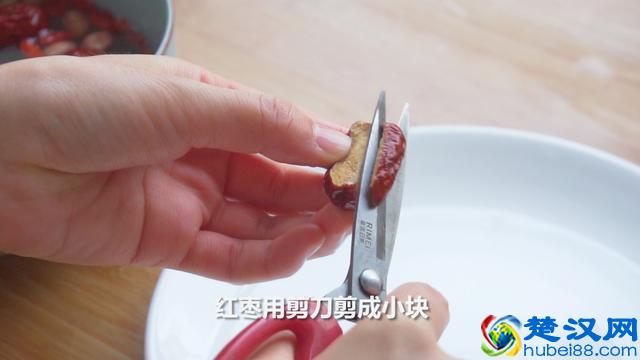 家常排骨的新做法，一次做一锅，鲜香味美，孩子好喜欢吃