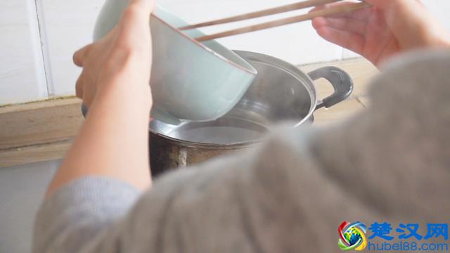 家常排骨的新做法，一次做一锅，鲜香味美，孩子好喜欢吃