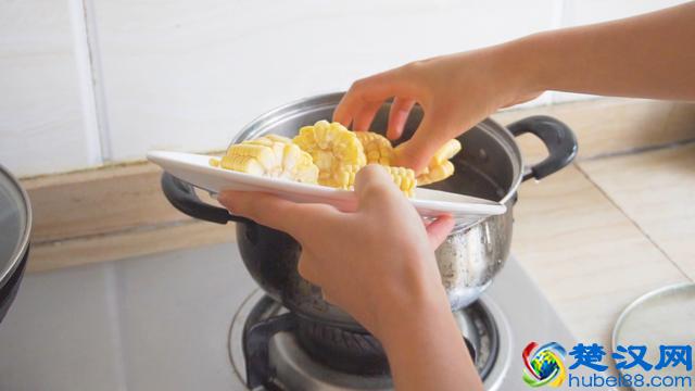 家常排骨的新做法，一次做一锅，鲜香味美，孩子好喜欢吃