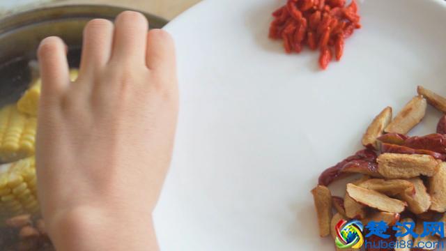 家常排骨的新做法，一次做一锅，鲜香味美，孩子好喜欢吃