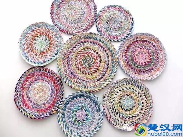 她把旧衣服剪成布条扭一扭，废物利用