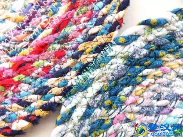 她把旧衣服剪成布条扭一扭，废物利用