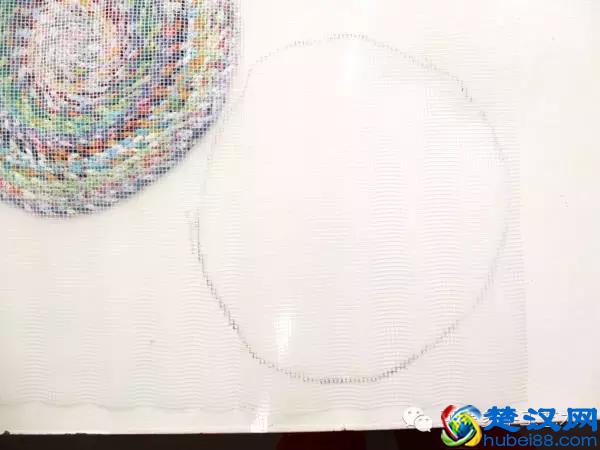 她把旧衣服剪成布条扭一扭，废物利用