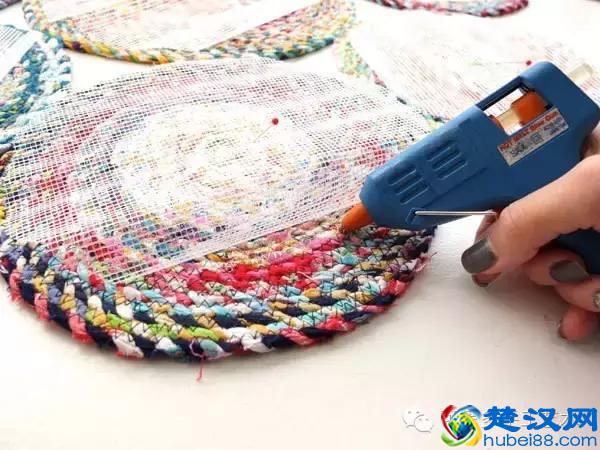 她把旧衣服剪成布条扭一扭，废物利用