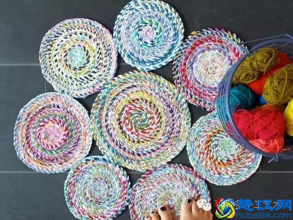 她把旧衣服剪成布条扭一扭，废物利用