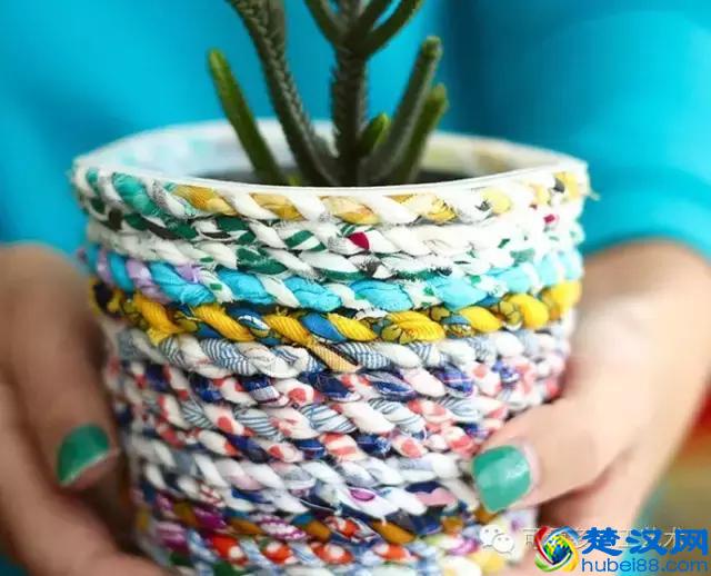 她把旧衣服剪成布条扭一扭，废物利用