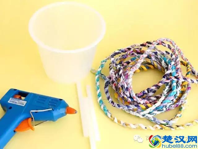 她把旧衣服剪成布条扭一扭，废物利用