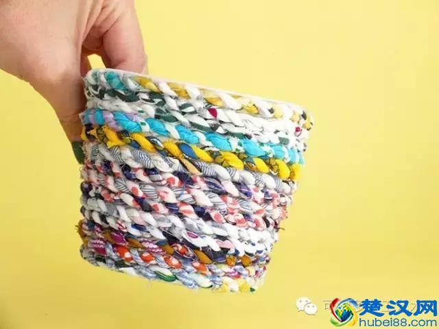 她把旧衣服剪成布条扭一扭，废物利用