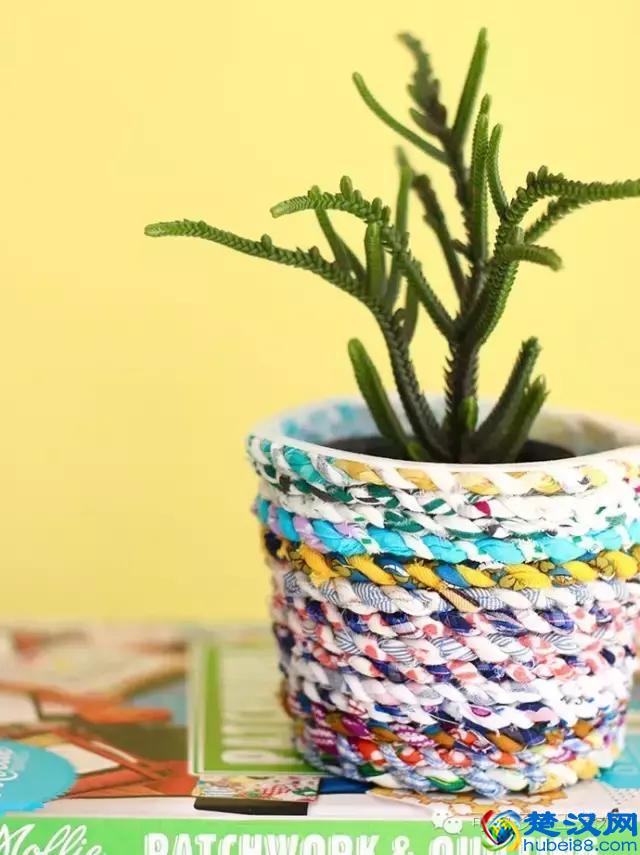 她把旧衣服剪成布条扭一扭，废物利用