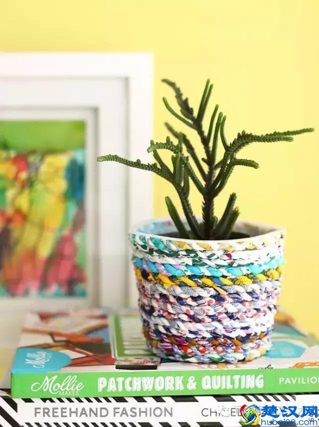 她把旧衣服剪成布条扭一扭，废物利用