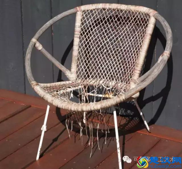 她把旧衣服剪成布条扭一扭，废物利用