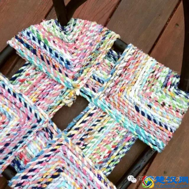 她把旧衣服剪成布条扭一扭，废物利用